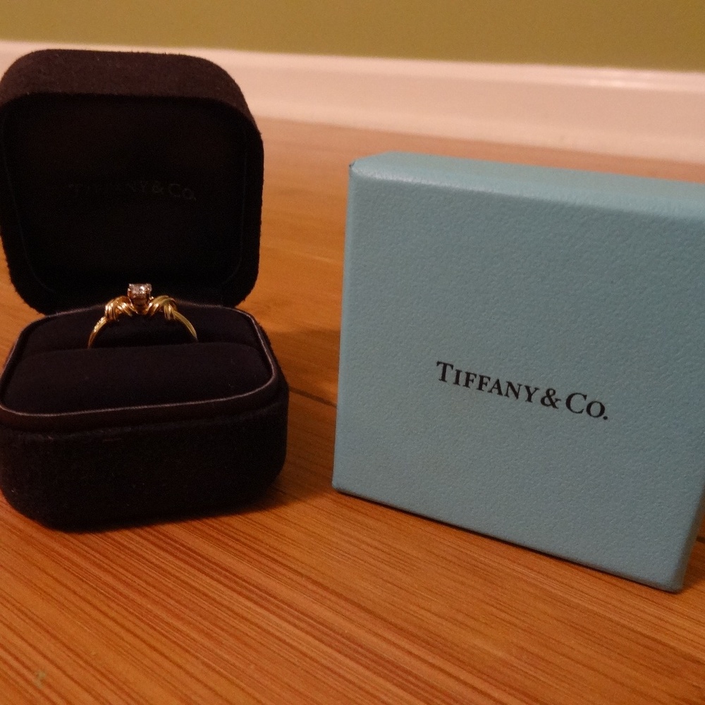Tiffany and Co Yellow Gold XO diamond ring - Picture 3 of 12